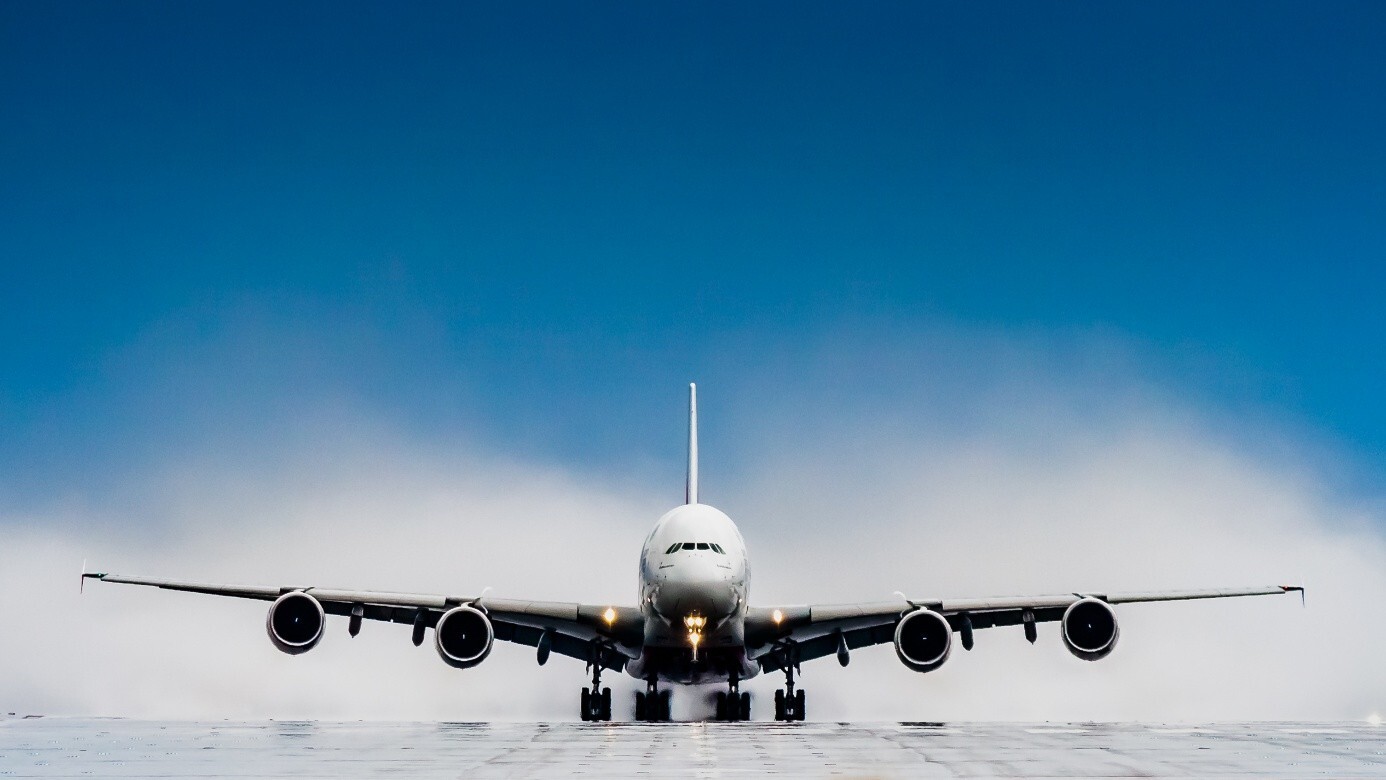 Flugzeug von vorne symbolisiert den Arbeitsplatz von Copilot für M365