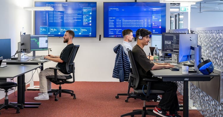 IT-Dienstleister im Einsatz symbolisiert IT-Outsourcing vs. Managed IT Services