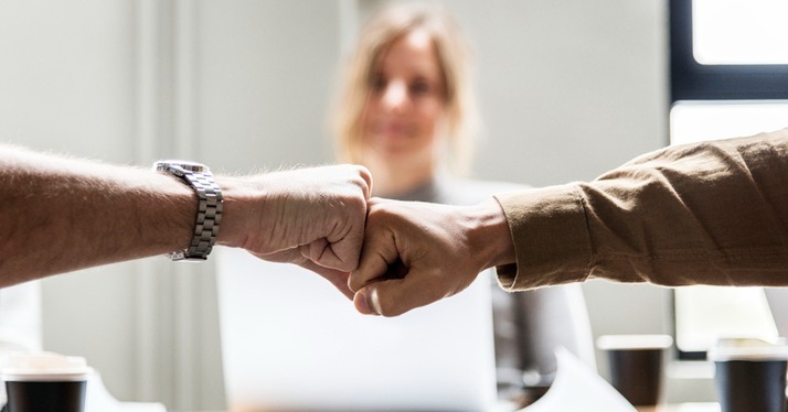 2 Hände begrüssen sich als Symbol für ein Onboarding neuer Mitarbeiter