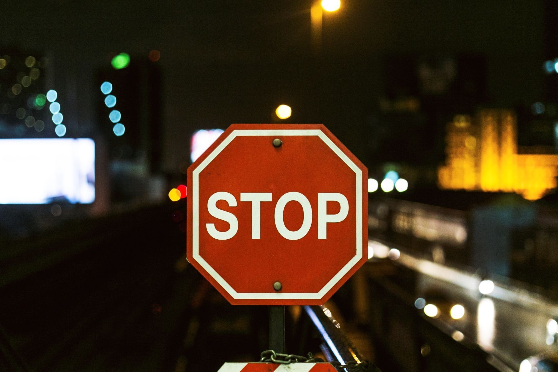 Stoppsignal symbolisert was die Copilot AI im KMU nicht übernehmen soll