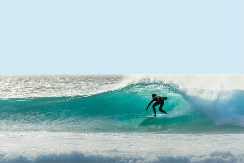 Surfer symbolisiert Phishing E-Mail-Welle