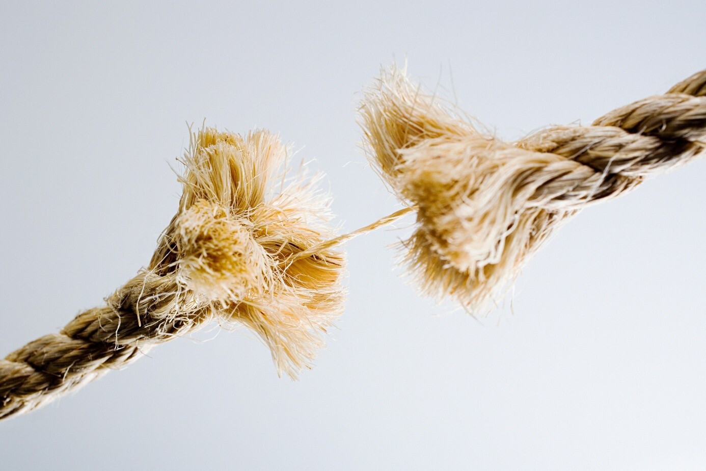 Gerissenes Seil symbolisiert Ausfallrisiko bei KMU ohne IT-Outsourcing-Partner