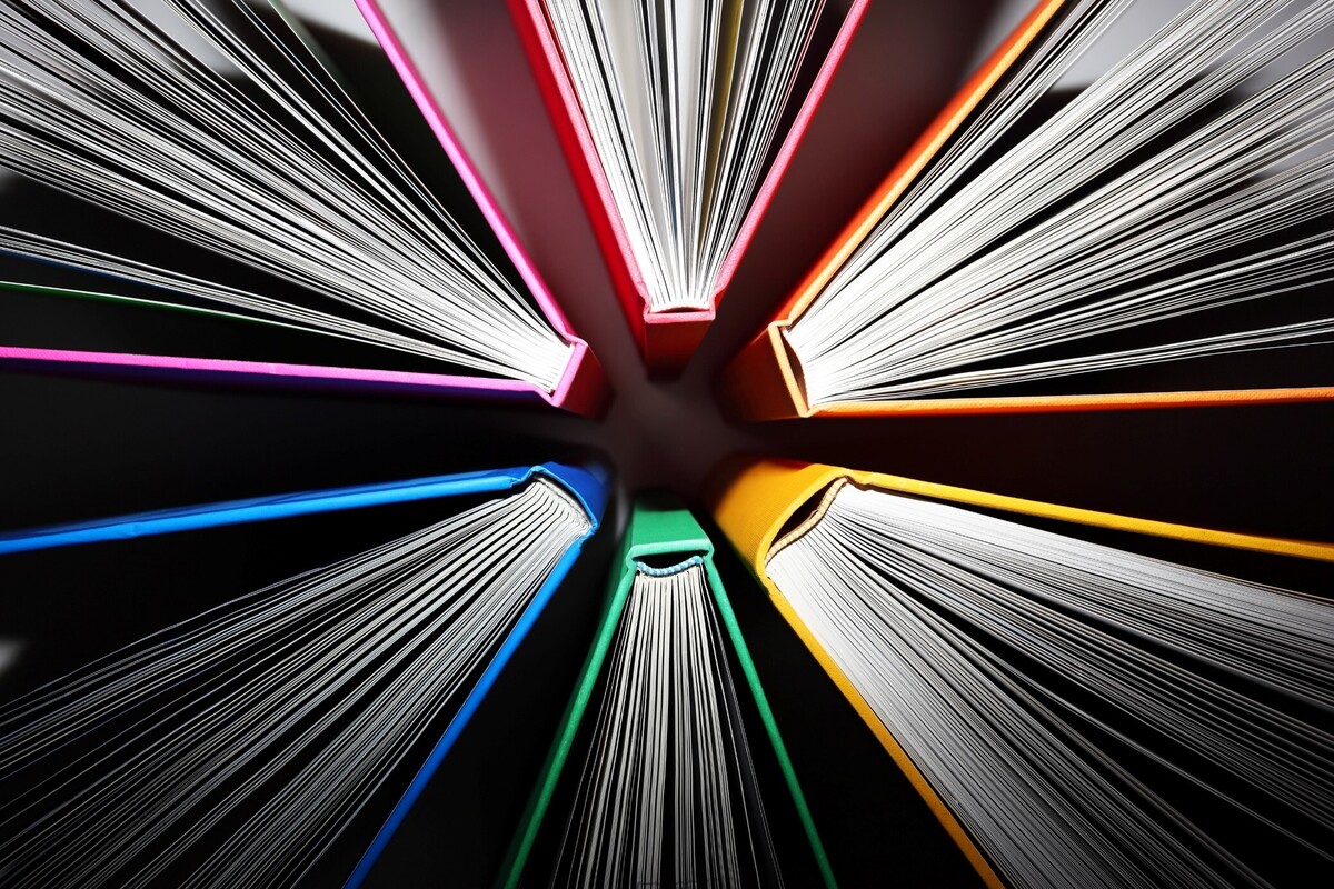 Bücher von oben symbolisieren Sharepoint als Intranet