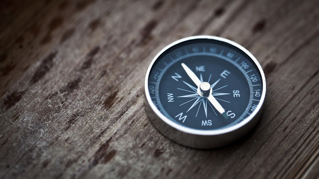 Kompass symbolisiert Integration von Teams in Outlook als Anleitung 