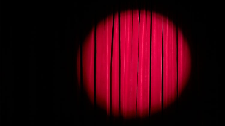 Bühne mit rotem Vorhang als Symbol für Microsoft Teams Updates