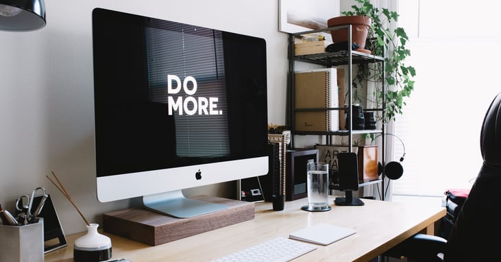 Home Office mit Monitor