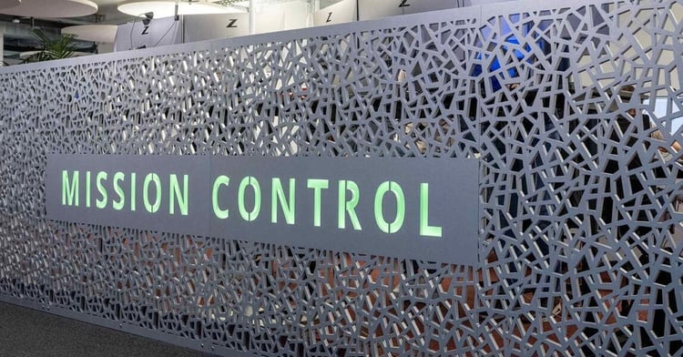 Schriftzug Mission Control beim IT-Dienstleister care4IT zeigt Infrastruktur für 7 Minuten Reaktionszeit